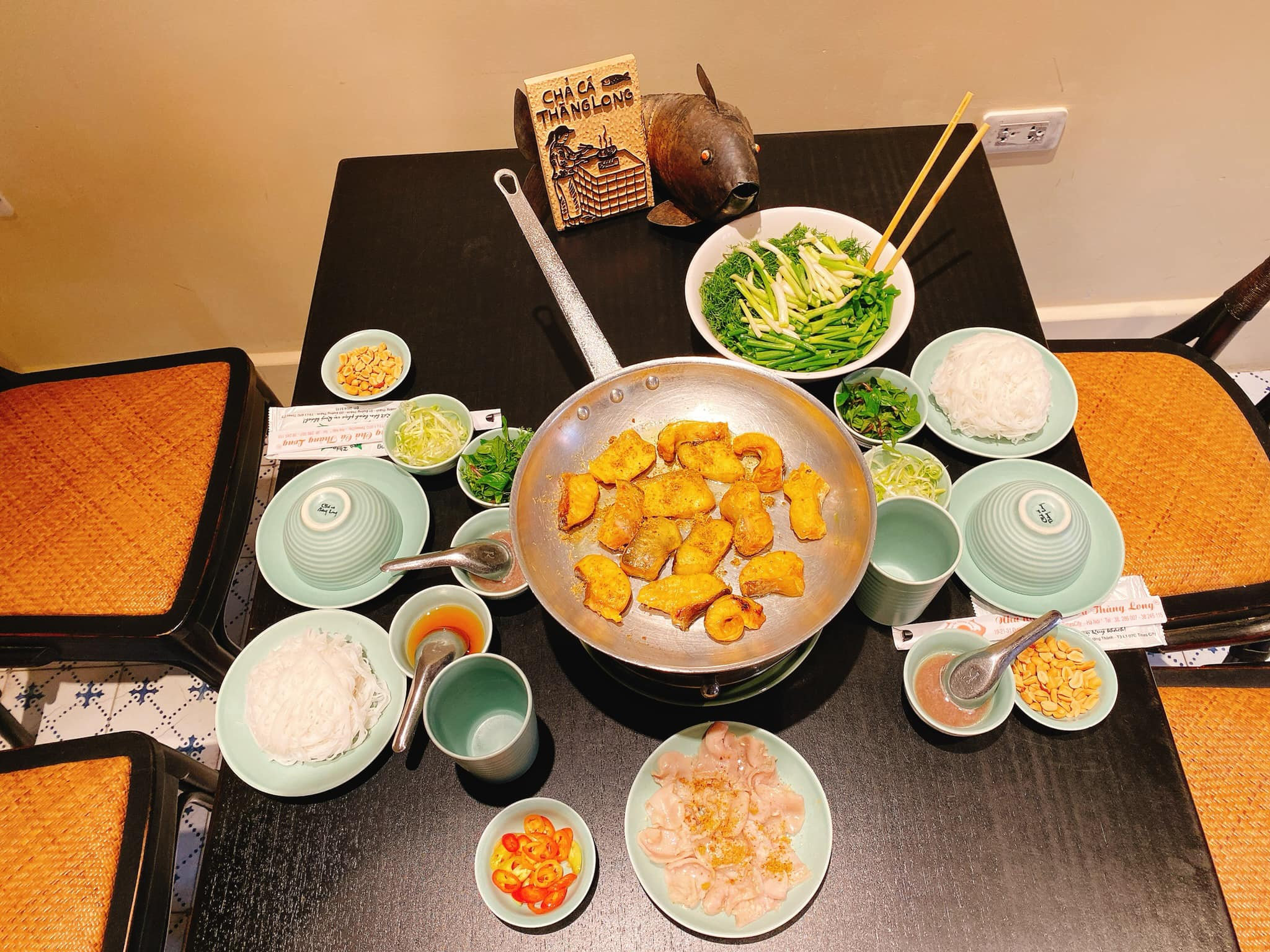 Điểm nổi bật của quán chính là chả cá được nấu tại bàn trên một chiếc chảo nóng